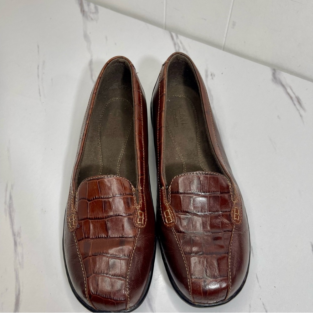 Clarks Everyday Women's Croc-Embossed Brown Leather Flats, 7.5 - Picture 3 of 9